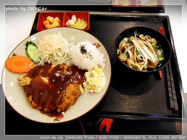 초밥과 돈까스를 한번에.. - 미시까 - 실내 구경부터 해보자 오전에 찍은 것과 오후 거도 있지만 실내 조명 색 때문에 사진의 화이트밸런스는 좌절 수준이다. 그냥 보자!! 초밥과 돈까스를 한번에.. - 미시까