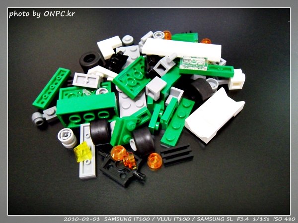 2010년 7월 장식용 미니 레고 - 그리고 6세용 레고 ㅋㅋㅋ 미니 레고로 장식용으로 사용할 계획이다.선물로 받았음 ㅋㅋ 이런 거 가지고 노는 거 좋아하는 철없는 어른?선물 줘서 고마워~ 2010년 7월 장식용 미니 레고