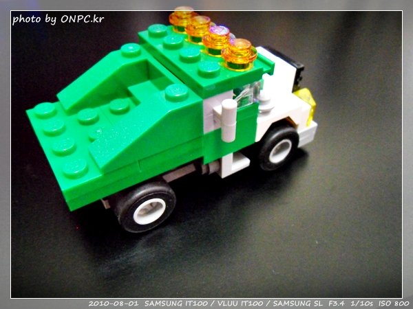 2010년 7월 장식용 미니 레고 - 그리고 6세용 레고 ㅋㅋㅋ 미니 레고로 장식용으로 사용할 계획이다.선물로 받았음 ㅋㅋ 이런 거 가지고 노는 거 좋아하는 철없는 어른?선물 줘서 고마워~ 2010년 7월 장식용 미니 레고