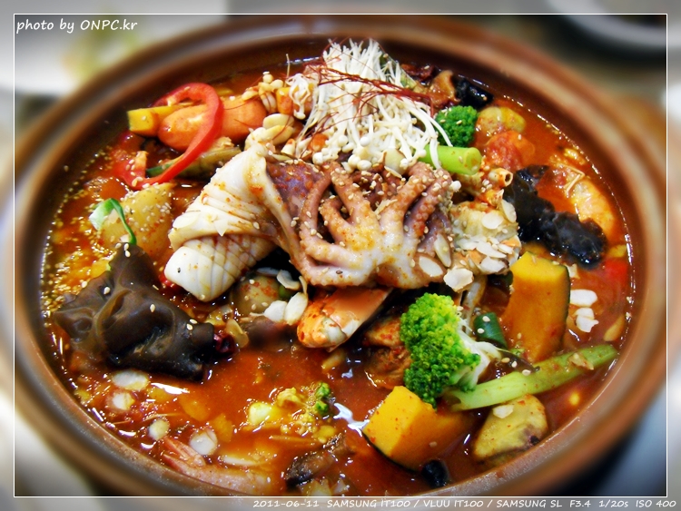 매콤한 왕갈비와 해물의 조화 - 성안동 아낙촌