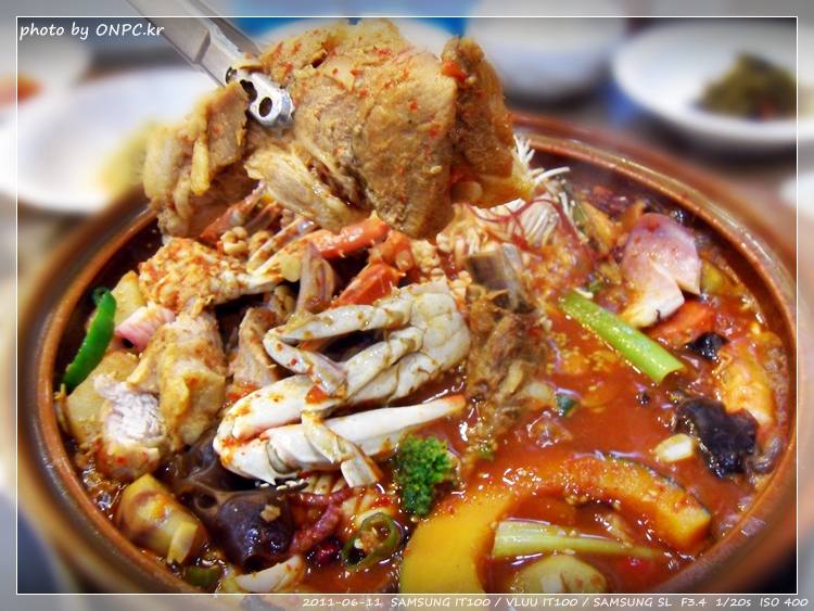 매콤한 왕갈비와 해물의 조화 - 성안동 아낙촌