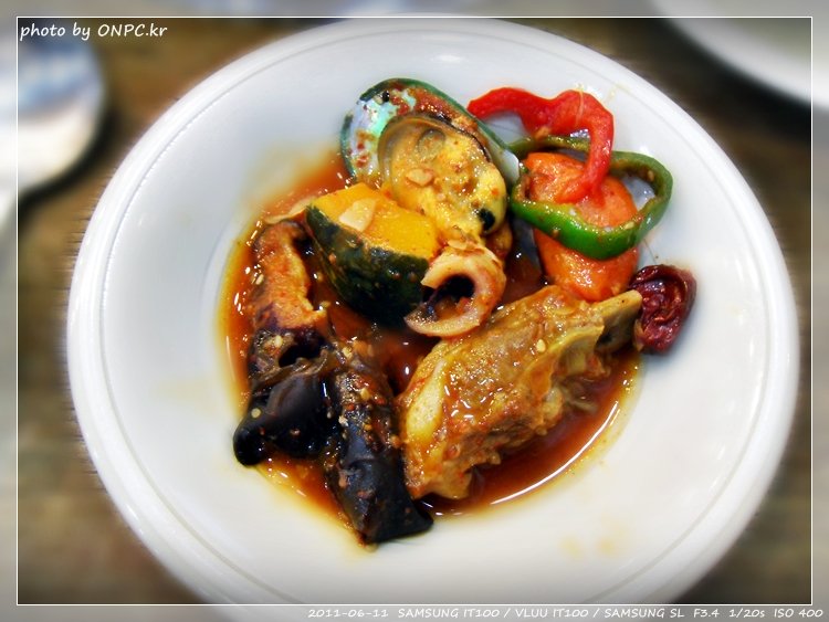 매콤한 왕갈비와 해물의 조화 - 성안동 아낙촌