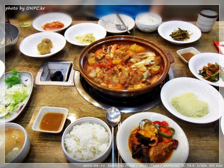 매콤한 왕갈비와 해물의 조화 - 성안동 아낙촌