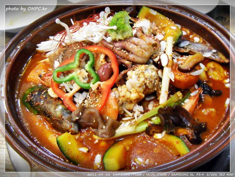 매콤한 왕갈비와 해물의 조화 - 성안동 아낙촌