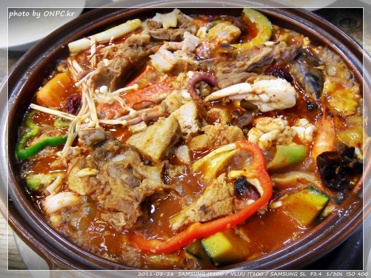 매콤한 왕갈비와 해물의 조화 - 성안동 아낙촌