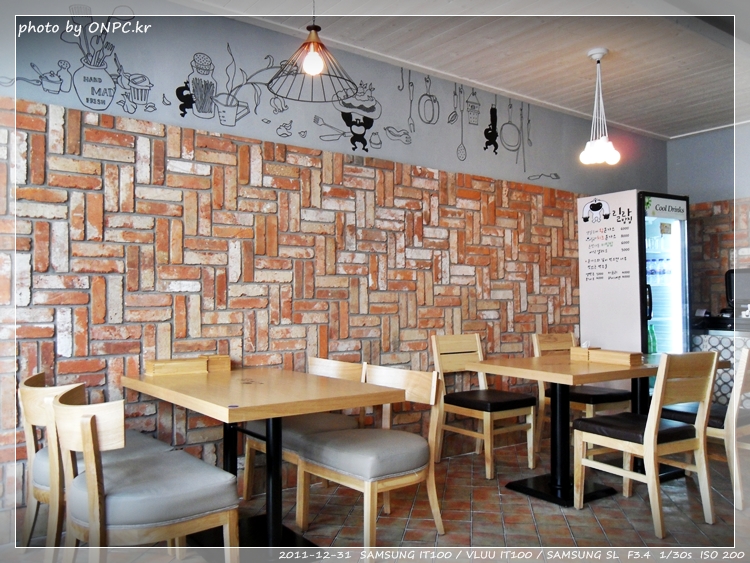 줄서서먹는 고릴라 밥집 이제 북구에서도 즐겨요-울산호계 - 울산 성남동에 줄 서서 기다려야 먹을 수 있는 가게가 몇집됩니다.그중 뉴코아아울렛 옆에 있는 고릴라 밥집은 왕돈까스를 주메뉴로 하는 가게예요.줄이 길어 먹을 엄두를 못 내다가 북구 호계에도 생겨 오픈기간이라 선물도 받고 맛보러 다녀왔어요. 줄서서먹는 고릴라 밥집 이제 북구에서도 즐겨요-울산호계