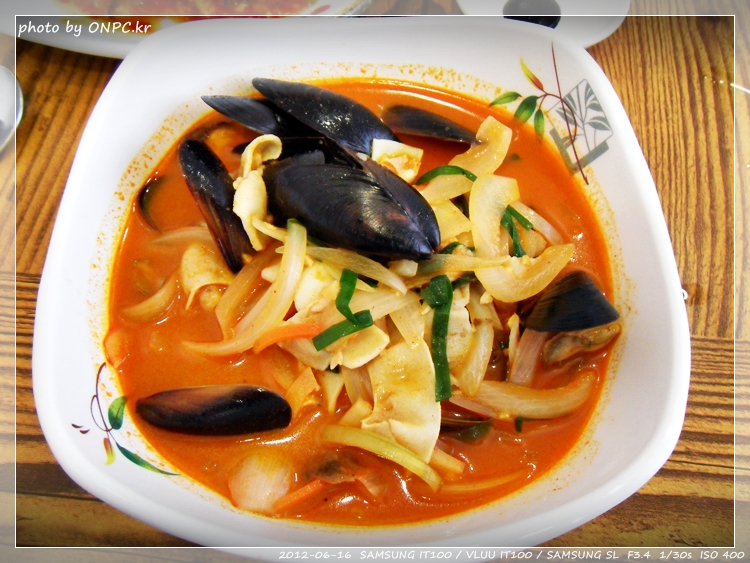 매콤한 자연송이 해물짬뽕과 어향류동고 - 2010년부터 불어오는 짬뽕 유행은 홍합짬뽕, 우리밀, 가리비, 멍게 짬뽕 등 여러 짬뽕 전문점들을 매콤한 자연송이 해물짬뽕과 어향류동고