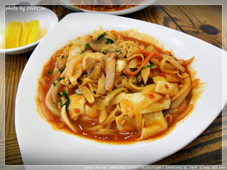 매콤한 자연송이 해물짬뽕과 어향류동고 - 2010년부터 불어오는 짬뽕 유행은 홍합짬뽕, 우리밀, 가리비, 멍게 짬뽕 등 여러 짬뽕 전문점들을 매콤한 자연송이 해물짬뽕과 어향류동고