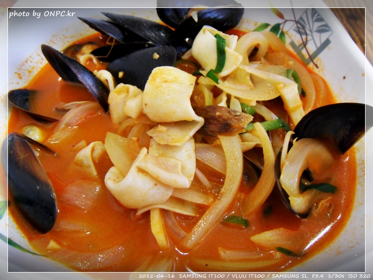 매콤한 자연송이 해물짬뽕과 어향류동고 - 2010년부터 불어오는 짬뽕 유행은 홍합짬뽕, 우리밀, 가리비, 멍게 짬뽕 등 여러 짬뽕 전문점들을 매콤한 자연송이 해물짬뽕과 어향류동고