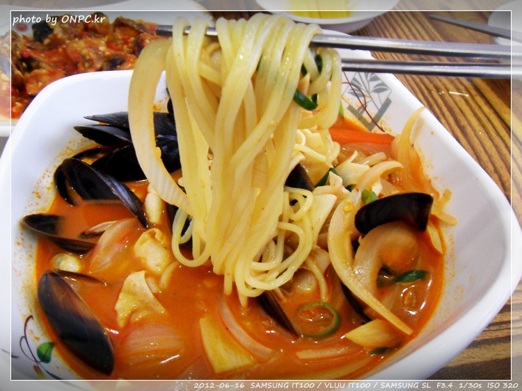 매콤한 자연송이 해물짬뽕과 어향류동고 - 2010년부터 불어오는 짬뽕 유행은 홍합짬뽕, 우리밀, 가리비, 멍게 짬뽕 등 여러 짬뽕 전문점들을 매콤한 자연송이 해물짬뽕과 어향류동고