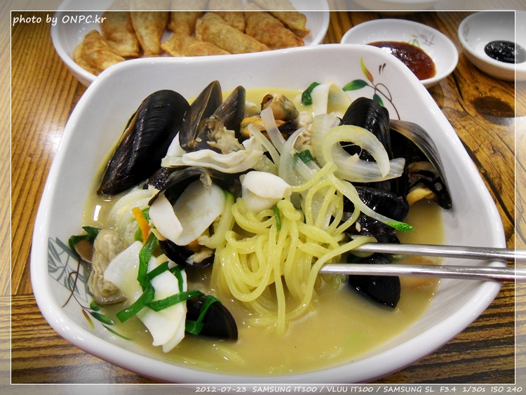 매콤한 자연송이 해물짬뽕과 어향류동고 - 2010년부터 불어오는 짬뽕 유행은 홍합짬뽕, 우리밀, 가리비, 멍게 짬뽕 등 여러 짬뽕 전문점들을 매콤한 자연송이 해물짬뽕과 어향류동고