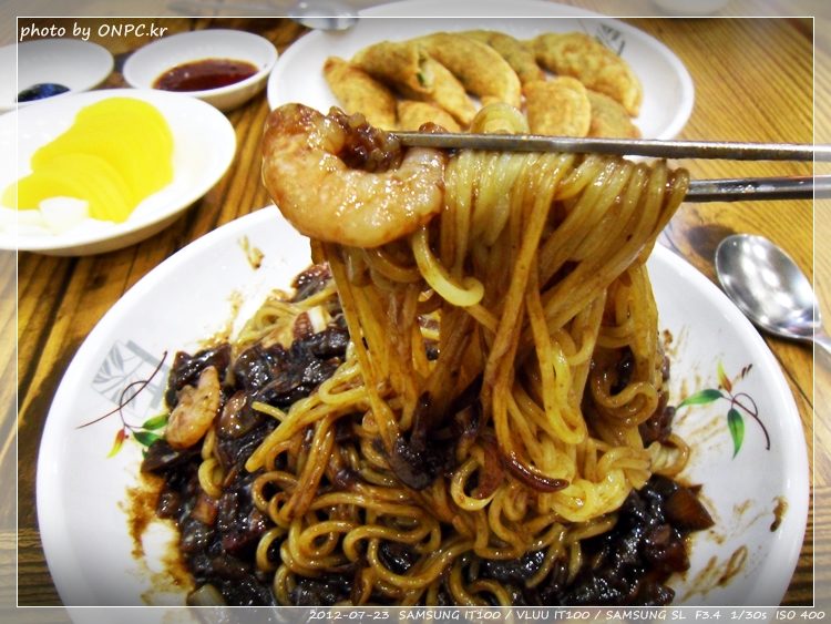 매콤한 자연송이 해물짬뽕과 어향류동고 - 2010년부터 불어오는 짬뽕 유행은 홍합짬뽕, 우리밀, 가리비, 멍게 짬뽕 등 여러 짬뽕 전문점들을 매콤한 자연송이 해물짬뽕과 어향류동고