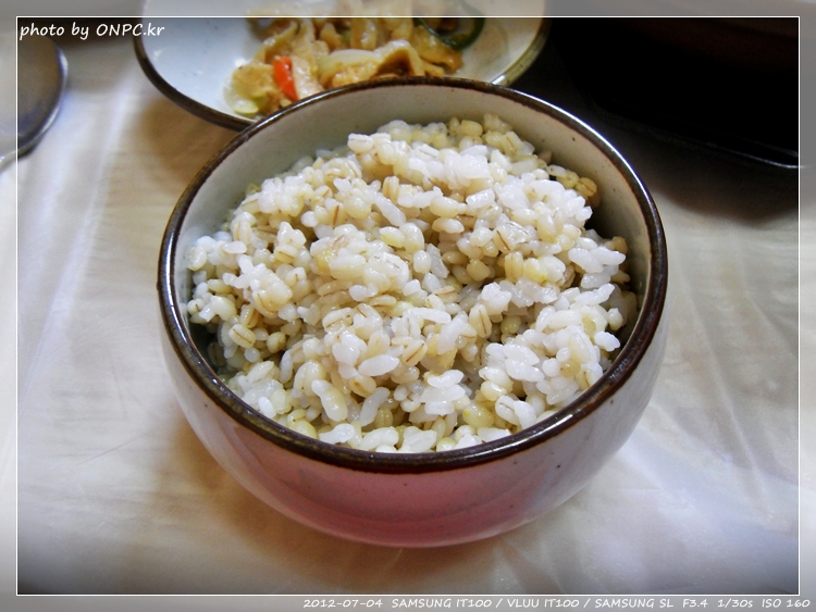 보리밥에 황토청국장과 갈비찜 정식 - 이제 본격적인 여름 휴가철이네요. 더워서 시원한 음식들만 찾다가 배가 아픈 경험들이 있으실꺼에요. 보리밥에 황토청국장과 갈비찜 정식