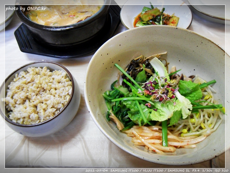 보리밥에 황토청국장과 갈비찜 정식 - 이제 본격적인 여름 휴가철이네요. 더워서 시원한 음식들만 찾다가 배가 아픈 경험들이 있으실꺼에요. 보리밥에 황토청국장과 갈비찜 정식