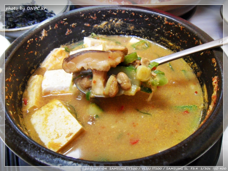 보리밥에 황토청국장과 갈비찜 정식 - 이제 본격적인 여름 휴가철이네요. 더워서 시원한 음식들만 찾다가 배가 아픈 경험들이 있으실꺼에요. 보리밥에 황토청국장과 갈비찜 정식