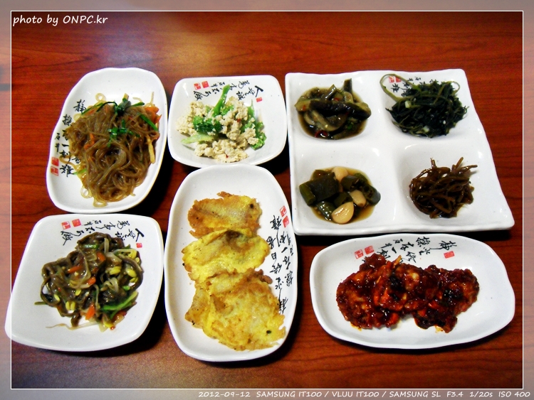 전망좋은 순두부와 두부요리 전문점 - 주차장과 넓은 홀에 전망이 좋아요. 북구 멀리 바다까지 보입니다. 전망좋은 순두부와 두부요리 전문점