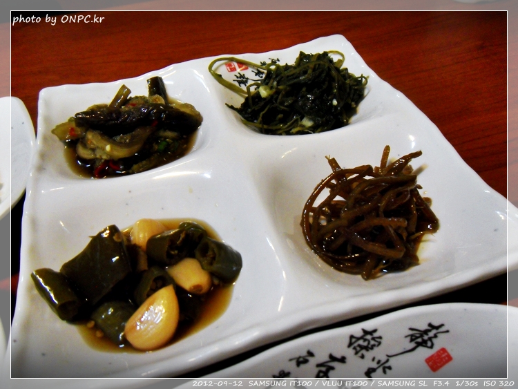 전망좋은 순두부와 두부요리 전문점 - 주차장과 넓은 홀에 전망이 좋아요. 북구 멀리 바다까지 보입니다. 전망좋은 순두부와 두부요리 전문점