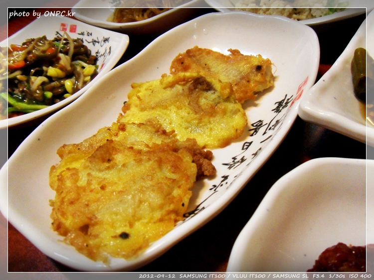 전망좋은 순두부와 두부요리 전문점 - 주차장과 넓은 홀에 전망이 좋아요. 북구 멀리 바다까지 보입니다. 전망좋은 순두부와 두부요리 전문점