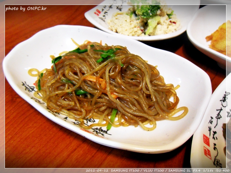 전망좋은 순두부와 두부요리 전문점 - 주차장과 넓은 홀에 전망이 좋아요. 북구 멀리 바다까지 보입니다. 전망좋은 순두부와 두부요리 전문점
