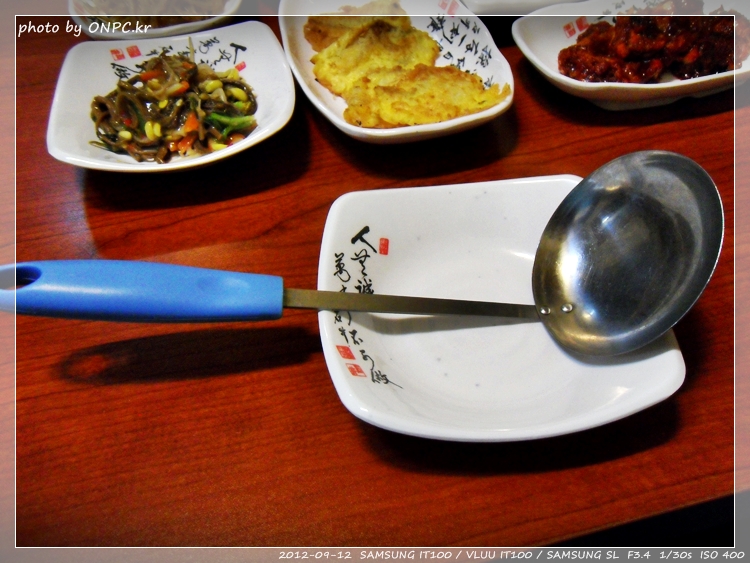 전망좋은 순두부와 두부요리 전문점 - 주차장과 넓은 홀에 전망이 좋아요. 북구 멀리 바다까지 보입니다. 전망좋은 순두부와 두부요리 전문점