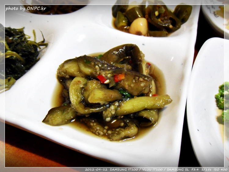 전망좋은 순두부와 두부요리 전문점 - 주차장과 넓은 홀에 전망이 좋아요. 북구 멀리 바다까지 보입니다. 전망좋은 순두부와 두부요리 전문점