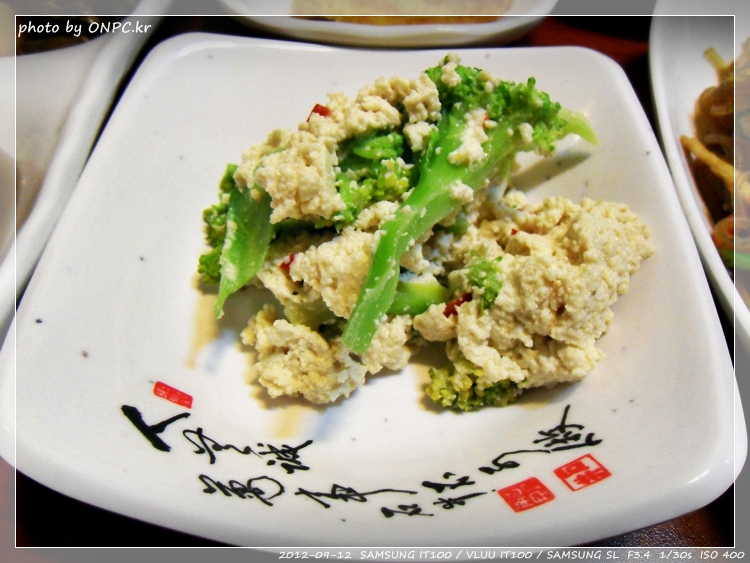 전망좋은 순두부와 두부요리 전문점 - 주차장과 넓은 홀에 전망이 좋아요. 북구 멀리 바다까지 보입니다. 전망좋은 순두부와 두부요리 전문점