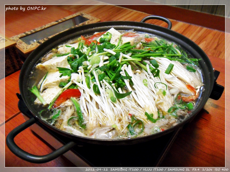 전망좋은 순두부와 두부요리 전문점 - 주차장과 넓은 홀에 전망이 좋아요. 북구 멀리 바다까지 보입니다. 전망좋은 순두부와 두부요리 전문점