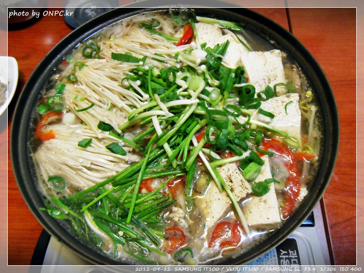 전망좋은 순두부와 두부요리 전문점 - 주차장과 넓은 홀에 전망이 좋아요. 북구 멀리 바다까지 보입니다. 전망좋은 순두부와 두부요리 전문점