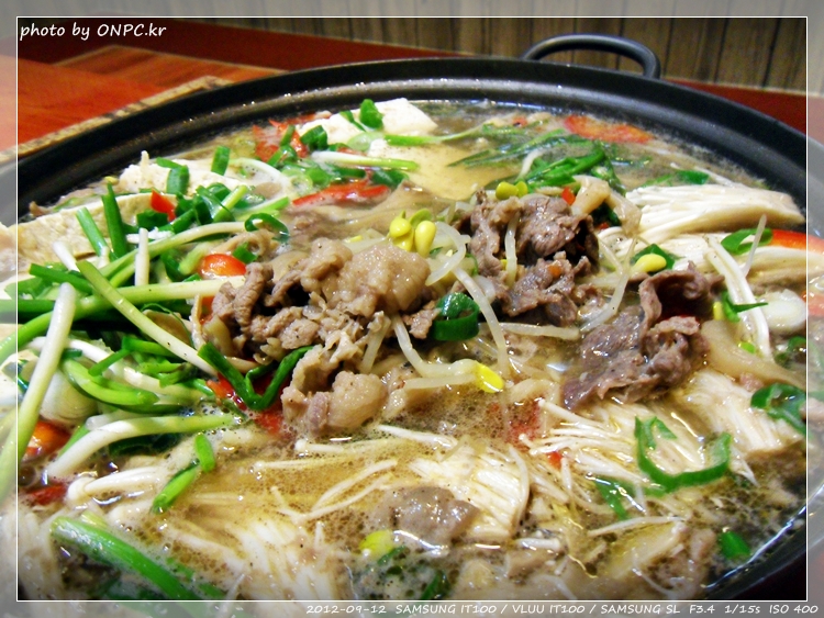 전망좋은 순두부와 두부요리 전문점 - 주차장과 넓은 홀에 전망이 좋아요. 북구 멀리 바다까지 보입니다. 전망좋은 순두부와 두부요리 전문점
