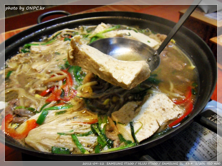 전망좋은 순두부와 두부요리 전문점 - 주차장과 넓은 홀에 전망이 좋아요. 북구 멀리 바다까지 보입니다. 전망좋은 순두부와 두부요리 전문점