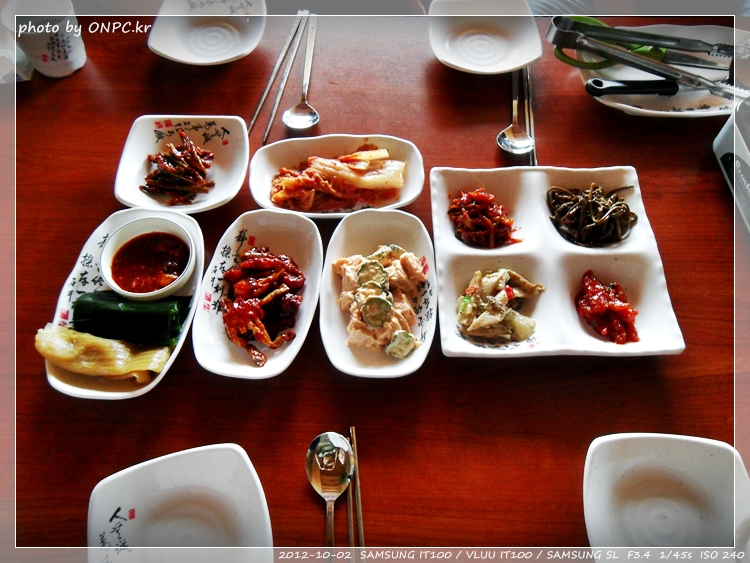 전망좋은 순두부와 두부요리 전문점 - 주차장과 넓은 홀에 전망이 좋아요. 북구 멀리 바다까지 보입니다. 전망좋은 순두부와 두부요리 전문점