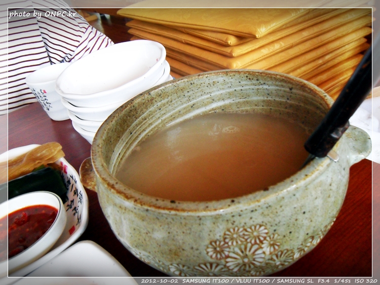 전망좋은 순두부와 두부요리 전문점 - 주차장과 넓은 홀에 전망이 좋아요. 북구 멀리 바다까지 보입니다. 구수한 숭늉