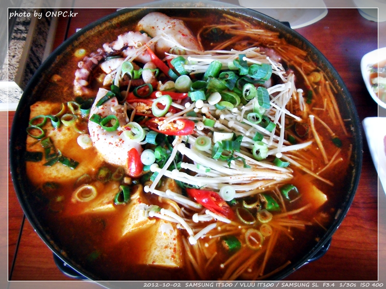 전망좋은 순두부와 두부요리 전문점 - 주차장과 넓은 홀에 전망이 좋아요. 북구 멀리 바다까지 보입니다. 해물두부전골