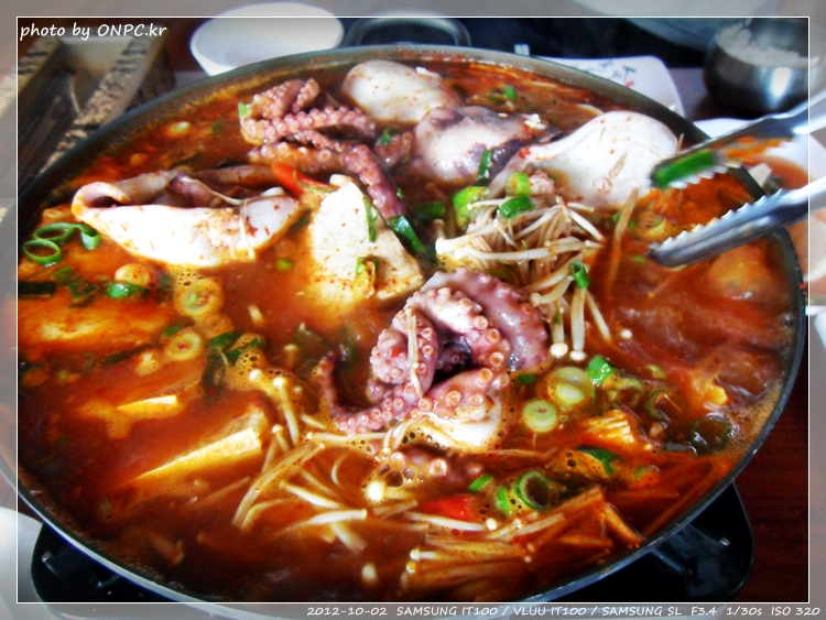 전망좋은 순두부와 두부요리 전문점 - 주차장과 넓은 홀에 전망이 좋아요. 북구 멀리 바다까지 보입니다. 해물두부전골
