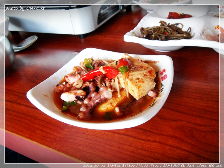 전망좋은 순두부와 두부요리 전문점 - 주차장과 넓은 홀에 전망이 좋아요. 북구 멀리 바다까지 보입니다. 해물두부전골