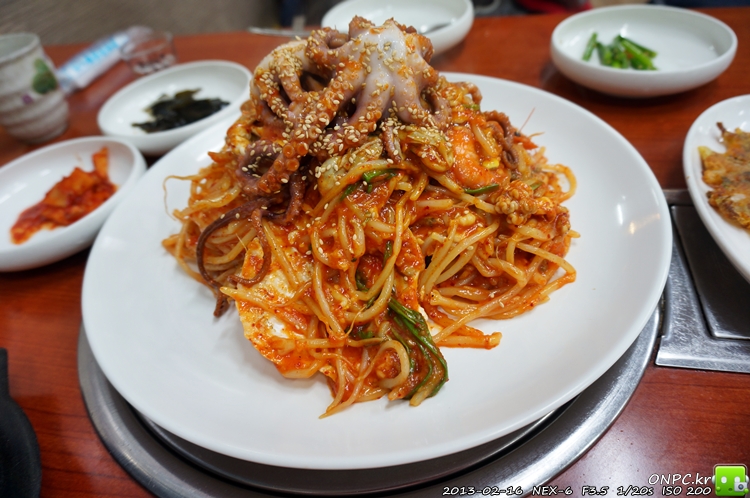통통한 굴과 싱싱한 낙지 - 낙게찜과 굴국밥 - 통영굴인가봐요~ 택배로 배달 받으시는 듯했어요. 통통한 굴과 싱싱한 낙지 - 낙게찜과 굴국밥