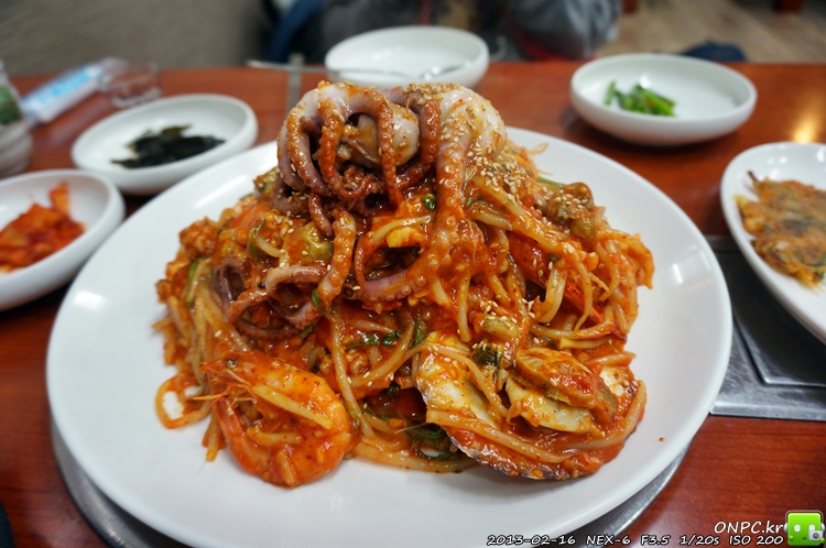 통통한 굴과 싱싱한 낙지 - 낙게찜과 굴국밥 - 통영굴인가봐요~ 택배로 배달 받으시는 듯했어요. 통통한 굴과 싱싱한 낙지 - 낙게찜과 굴국밥