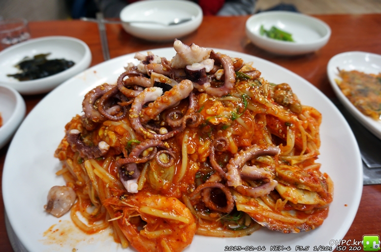 통통한 굴과 싱싱한 낙지 - 낙게찜과 굴국밥 - 통영굴인가봐요~ 택배로 배달 받으시는 듯했어요. 통통한 굴과 싱싱한 낙지 - 낙게찜과 굴국밥