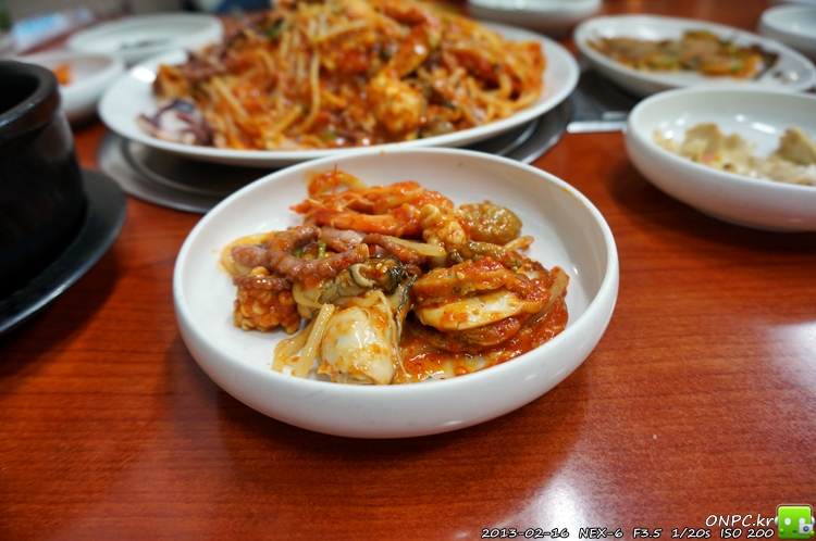 통통한 굴과 싱싱한 낙지 - 낙게찜과 굴국밥 - 통영굴인가봐요~ 택배로 배달 받으시는 듯했어요. 통통한 굴과 싱싱한 낙지 - 낙게찜과 굴국밥