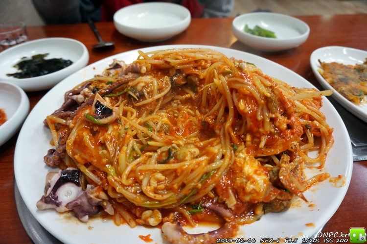 통통한 굴과 싱싱한 낙지 - 낙게찜과 굴국밥 - 통영굴인가봐요~ 택배로 배달 받으시는 듯했어요. 통통한 굴과 싱싱한 낙지 - 낙게찜과 굴국밥