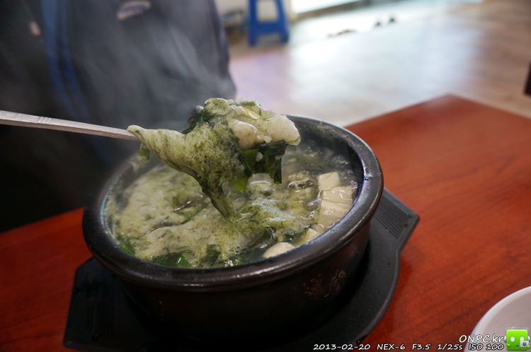 통통한 굴과 싱싱한 낙지 - 낙게찜과 굴국밥 - 통영굴인가봐요~ 택배로 배달 받으시는 듯했어요. 통통한 굴과 싱싱한 낙지 - 낙게찜과 굴국밥