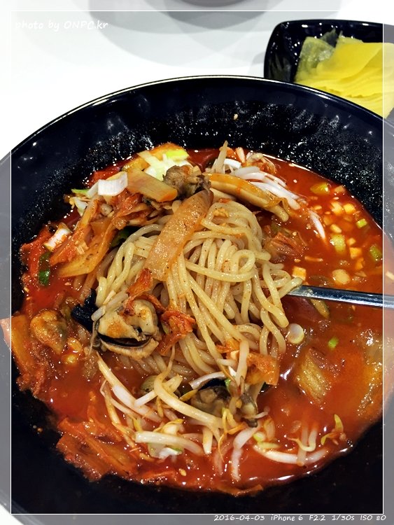 짬뽕도 명품이 있다 - 총각짬뽕 - 간판의 불타는 글자를 보니 화끈한 매운맛을 경험할 수 있을 거 같네요. 짬뽕도 명품이 있다 - 총각짬뽕