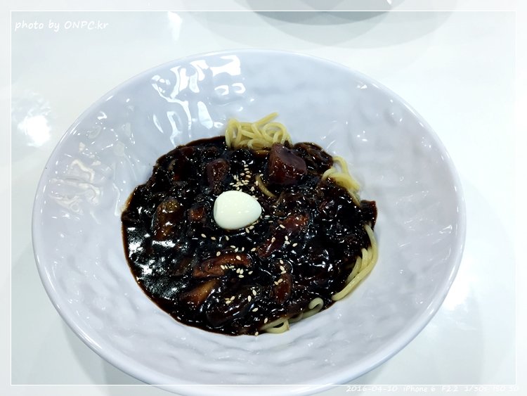 짬뽕도 명품이 있다 - 총각짬뽕 - 간판의 불타는 글자를 보니 화끈한 매운맛을 경험할 수 있을 거 같네요. 짬뽕도 명품이 있다 - 총각짬뽕