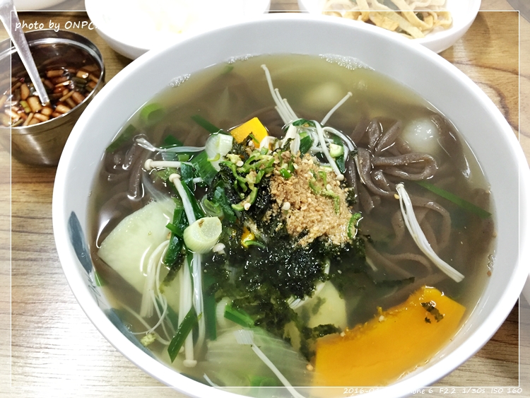 메밀함량이 높은 메밀요리전문점 - 초록색 간판이 눈에 들어오네요. 연암 초등학교 옆입니다. 들어가 볼까요~ 메밀함량이 높은 메밀요리전문점