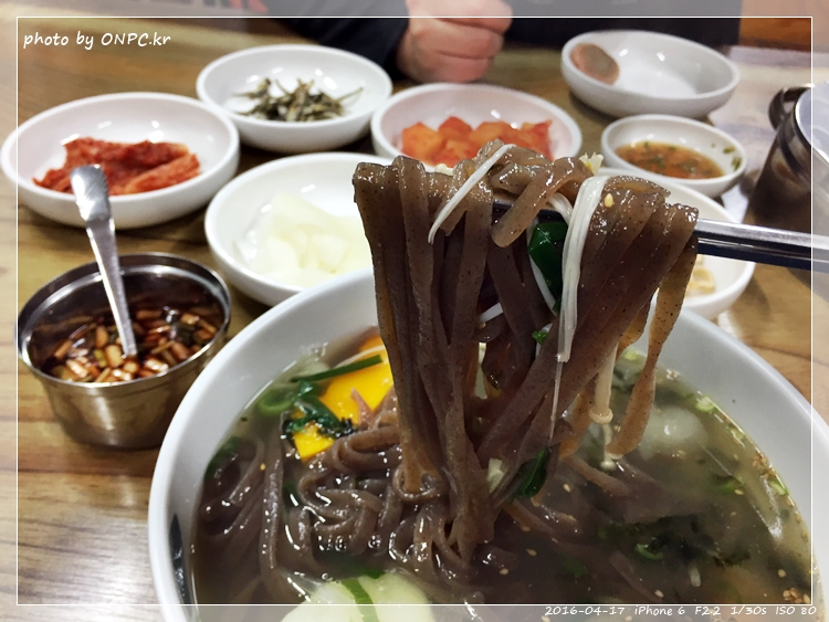 메밀함량이 높은 메밀요리전문점 - 초록색 간판이 눈에 들어오네요. 연암 초등학교 옆입니다. 들어가 볼까요~ 메밀함량이 높은 메밀요리전문점