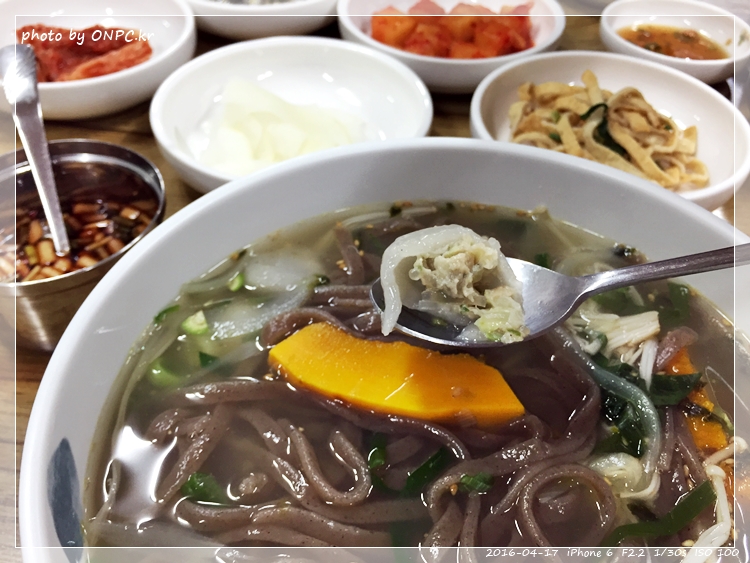 메밀함량이 높은 메밀요리전문점 - 초록색 간판이 눈에 들어오네요. 연암 초등학교 옆입니다. 들어가 볼까요~ 메밀함량이 높은 메밀요리전문점