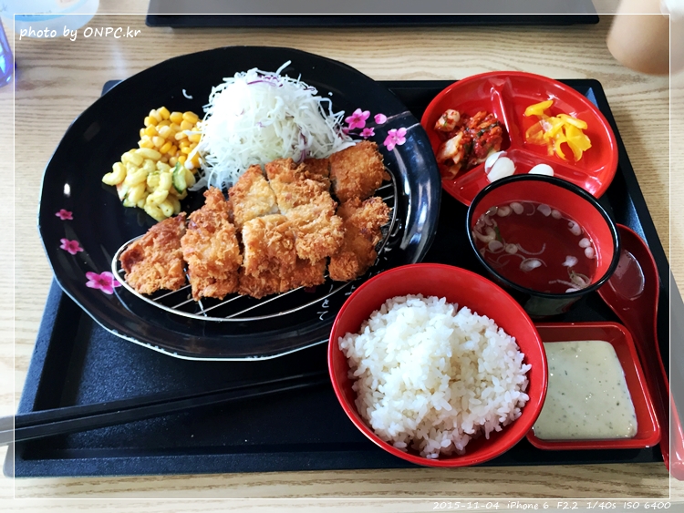 가자미 생선까스가 있는 수제 돈까스집 - 5개의 테이블이 있어요. 가자미 생선까스가 있는 수제 돈까스집