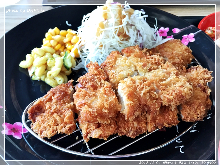 가자미 생선까스가 있는 수제 돈까스집 - 5개의 테이블이 있어요. 가자미 생선까스가 있는 수제 돈까스집