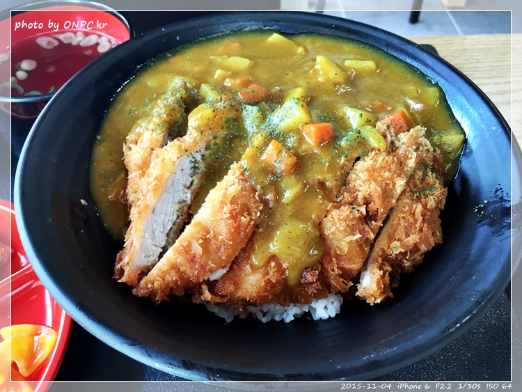 가자미 생선까스가 있는 수제 돈까스집 - 5개의 테이블이 있어요. 가자미 생선까스가 있는 수제 돈까스집