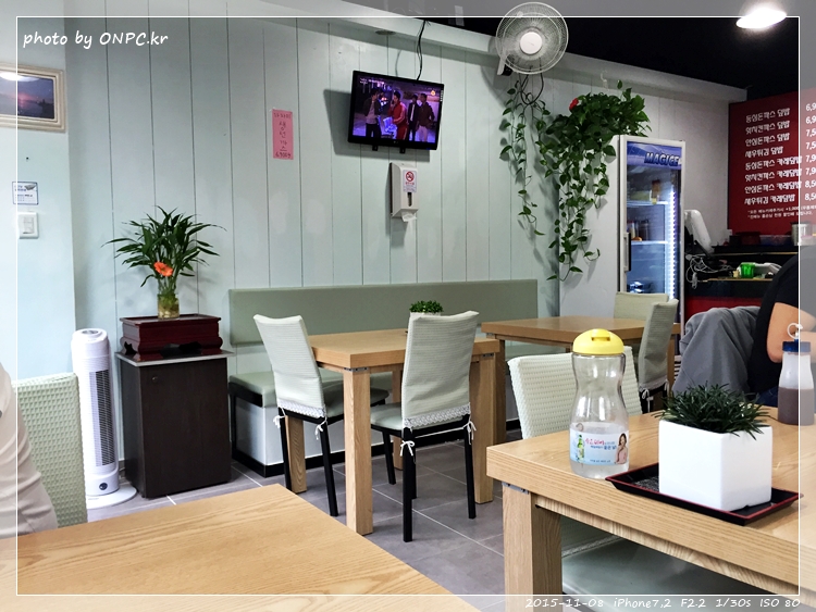 가자미 생선까스가 있는 수제 돈까스집 - 5개의 테이블이 있어요. 가자미 생선까스가 있는 수제 돈까스집